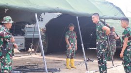 Wadansatgas TMMD ke-129 Kodim 0418/Palembang, Letkol Inf Dery Septriandi ST MM MHan turun langsung mengecek pemasangan tenda di lokasi yang akan digunakan sebagai tempat pelaksanaan acara penutupan TMMD ke-129, di Kelurahan Talang Jambi, Kota Palembang, Selasa 11 Agustus 2026.