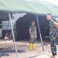 Wadansatgas TMMD ke-129 Kodim 0418/Palembang, Letkol Inf Dery Septriandi ST MM MHan turun langsung mengecek pemasangan tenda di lokasi yang akan digunakan sebagai tempat pelaksanaan acara penutupan TMMD ke-129, di Kelurahan Talang Jambi, Kota Palembang, Selasa 11 Agustus 2026.