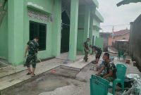 Sehari menjelang penutupan TMMD ke-129 Kodim 0418/Palembang, Satgas terus menyempurnakan pembangunan Mushola Baitul Maghfurin yang menjadi salah satu sasaran fisik program.