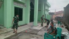 Sehari menjelang penutupan TMMD ke-129 Kodim 0418/Palembang, Satgas terus menyempurnakan pembangunan Mushola Baitul Maghfurin yang menjadi salah satu sasaran fisik program.