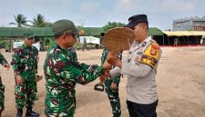 Menjelang pelaksanaan upacara penutupan TNI Manunggal Membangun Desa [TMMD] ke-129 Kodim 0418 Palembang, personel Satgas TMMD bersama jajaran Polri melaksanakan gladi upacara di lapangan sepak bola Kelurahan Talang Jambe, Kecamatan Sukarami, Kota Palembang, Rabu 12 Agustus 2026.