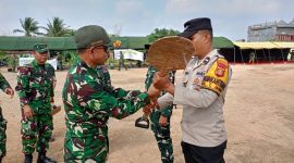 Menjelang pelaksanaan upacara penutupan TNI Manunggal Membangun Desa [TMMD] ke-129 Kodim 0418 Palembang, personel Satgas TMMD bersama jajaran Polri melaksanakan gladi upacara di lapangan sepak bola Kelurahan Talang Jambe, Kecamatan Sukarami, Kota Palembang, Rabu 12 Agustus 2026.