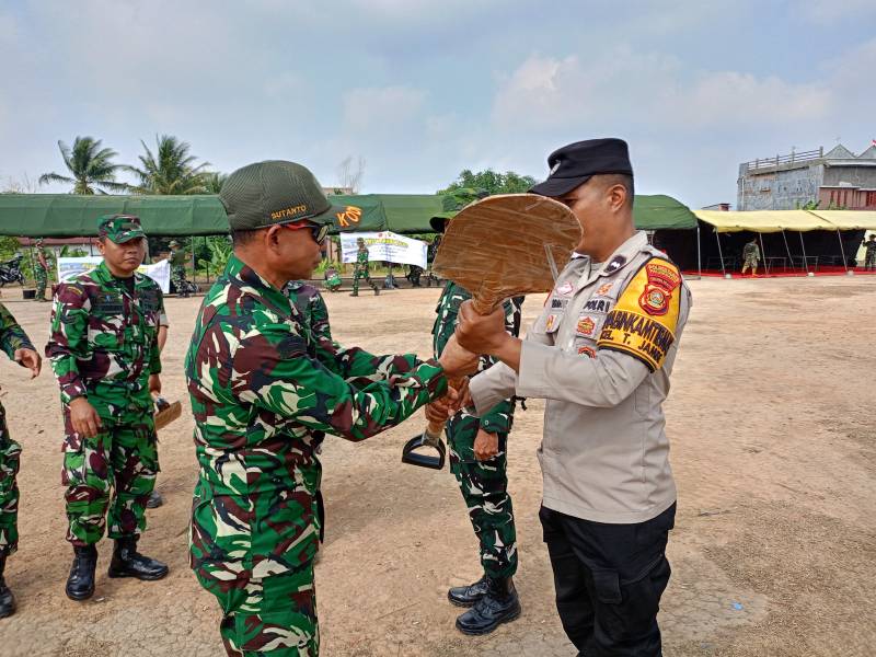 Menjelang pelaksanaan upacara penutupan TNI Manunggal Membangun Desa [TMMD] ke-129 Kodim 0418 Palembang, personel Satgas TMMD bersama jajaran Polri melaksanakan gladi upacara di lapangan sepak bola Kelurahan Talang Jambe, Kecamatan Sukarami, Kota Palembang, Rabu 12 Agustus 2026.