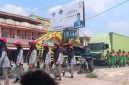 Lomba gerak jalan yang digelar di ruas Jalan Lintas Palembang-Jambi, Rabu 12 Agustus  2026, menuai kekhawatiran masyarakat. Bagaimana tidak, peserta harus beraktivitas di jalur yang masih dilalui kendaraan, termasuk truk-truk besar. [Foto: Desi OY/WI]