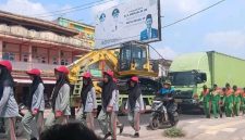 Lomba gerak jalan yang digelar di ruas Jalan Lintas Palembang-Jambi, Rabu 12 Agustus  2026, menuai kekhawatiran masyarakat. Bagaimana tidak, peserta harus beraktivitas di jalur yang masih dilalui kendaraan, termasuk truk-truk besar. [Foto: Desi OY/WI]