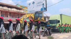 Lomba gerak jalan yang digelar di ruas Jalan Lintas Palembang-Jambi, Rabu 12 Agustus  2026, menuai kekhawatiran masyarakat. Bagaimana tidak, peserta harus beraktivitas di jalur yang masih dilalui kendaraan, termasuk truk-truk besar. [Foto: Desi OY/WI]
