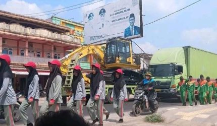 Lomba gerak jalan yang digelar di ruas Jalan Lintas Palembang-Jambi, Rabu 12 Agustus  2026, menuai kekhawatiran masyarakat. Bagaimana tidak, peserta harus beraktivitas di jalur yang masih dilalui kendaraan, termasuk truk-truk besar. [Foto: Desi OY/WI]