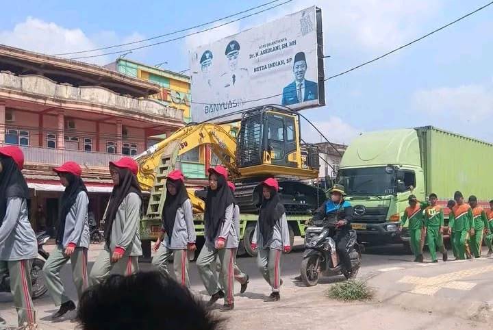Lomba gerak jalan yang digelar di ruas Jalan Lintas Palembang-Jambi, Rabu 12 Agustus  2026, menuai kekhawatiran masyarakat. Bagaimana tidak, peserta harus beraktivitas di jalur yang masih dilalui kendaraan, termasuk truk-truk besar. [Foto: Desi OY/WI]
