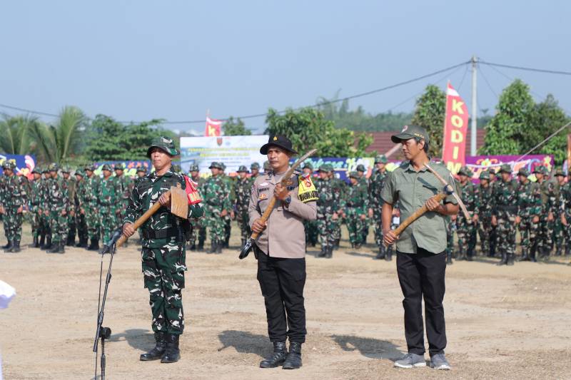 Penyerahan Alat Satgas Tandai Berakhirnya TMMD ke-129 Kodim 0418 di Kelurahan Talang Jambe