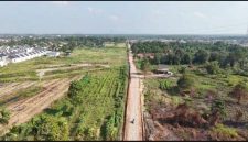 Setelah melalui proses pengerjaan secara bertahap, pembangunan jalan sepanjang 750 meter yang menjadi salah satu sasaran fisik TMMD ke-129 Kodim 0418/Palembang akhirnya rampung 100 persen. Kamis 13 Agustus 2026.