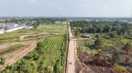 Setelah melalui proses pengerjaan secara bertahap, pembangunan jalan sepanjang 750 meter yang menjadi salah satu sasaran fisik TMMD ke-129 Kodim 0418/Palembang akhirnya rampung 100 persen. Kamis 13 Agustus 2026.