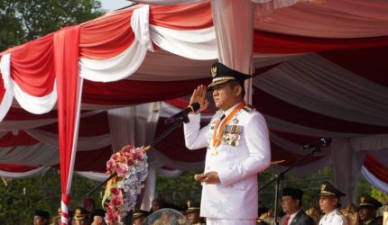 Bupati OKU Timur, Ir H Lanosin MT MM bertindak sebagai Inspektur Upacara HUT RI ke-81 Halaman Perkantoran Pemerintah Kabupaten OKU Timur, Senin, 17 Agustus 2026.