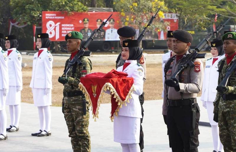 Langkah Tegap Dina Nazwa Akila, Pembawa Baki Paskibraka OKU Timur di HUT RI ke-81