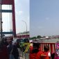 Antusiasme warga menyaksikan Festival Perahu Bidar 2026 memadati kawasan Jembatan Ampera dan tepian Sungai Musi, Palembang meski terik matahari menyengat.