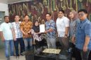 Direktur Operasional Perumda Pasar Palembang Jaya Apriadi Susanto Sinaga menerima bantuan CSR berupa tujuh unit kotak sampah berkapasitas 240 liter dari Tim CSR PT Bukit Asam Tbk Port Kertapati.