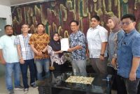 Direktur Operasional Perumda Pasar Palembang Jaya Apriadi Susanto Sinaga menerima bantuan CSR berupa tujuh unit kotak sampah berkapasitas 240 liter dari Tim CSR PT Bukit Asam Tbk Port Kertapati.