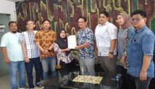 Direktur Operasional Perumda Pasar Palembang Jaya Apriadi Susanto Sinaga menerima bantuan CSR berupa tujuh unit kotak sampah berkapasitas 240 liter dari Tim CSR PT Bukit Asam Tbk Port Kertapati.