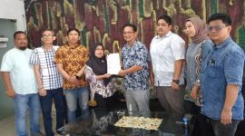 Direktur Operasional Perumda Pasar Palembang Jaya Apriadi Susanto Sinaga menerima bantuan CSR berupa tujuh unit kotak sampah berkapasitas 240 liter dari Tim CSR PT Bukit Asam Tbk Port Kertapati.