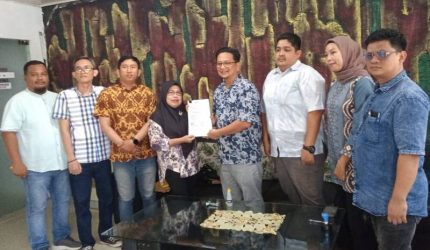 Direktur Operasional Perumda Pasar Palembang Jaya Apriadi Susanto Sinaga menerima bantuan CSR berupa tujuh unit kotak sampah berkapasitas 240 liter dari Tim CSR PT Bukit Asam Tbk Port Kertapati.