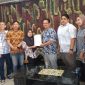 Direktur Operasional Perumda Pasar Palembang Jaya Apriadi Susanto Sinaga menerima bantuan CSR berupa tujuh unit kotak sampah berkapasitas 240 liter dari Tim CSR PT Bukit Asam Tbk Port Kertapati.