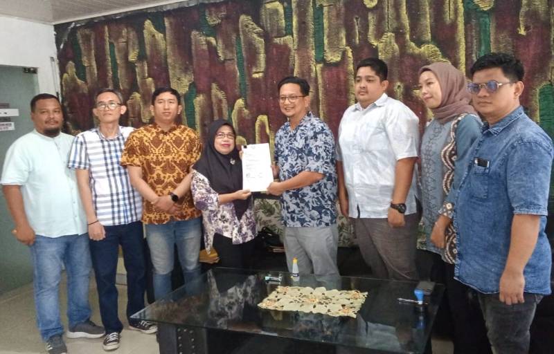 Direktur Operasional Perumda Pasar Palembang Jaya Apriadi Susanto Sinaga menerima bantuan CSR berupa tujuh unit kotak sampah berkapasitas 240 liter dari Tim CSR PT Bukit Asam Tbk Port Kertapati.