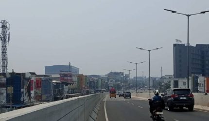 Kondisi kabut asap akibat kebakaran hutan dan lahan [karhutla] tengah "meradang" di Kota Palembang dalam beberapa pekan terakhir. [Gambar di atas Fly Over Simpang Sekip Palembang. AbV-WI]