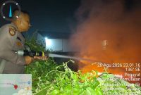 Salah satu penanganan Karhutla oleh petugas di Kecamatan Pemulutan Kabupaten Ogan Ilir pada 20 Agustus 2026.
