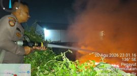 Salah satu penanganan Karhutla oleh petugas di Kecamatan Pemulutan Kabupaten Ogan Ilir pada 20 Agustus 2026.