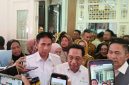 Wamenkes dr Benjamin Paulus Octavianus bersama Wamendagri Akhmad Wiyagus dan Wali Kota Palembang Ratu Dewa saat memberikan keterangan pers usai sosialisasi program pemberantasan tuberculosis [TB] di Rumah Dinas Wali Kota Palembang pada Senin 24 Agustus 2026.