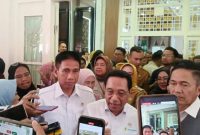 Wamenkes dr Benjamin Paulus Octavianus bersama Wamendagri Akhmad Wiyagus dan Wali Kota Palembang Ratu Dewa saat memberikan keterangan pers usai sosialisasi program pemberantasan tuberculosis [TB] di Rumah Dinas Wali Kota Palembang pada Senin 24 Agustus 2026.