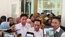 Wamenkes dr Benjamin Paulus Octavianus bersama Wamendagri Akhmad Wiyagus dan Wali Kota Palembang Ratu Dewa saat memberikan keterangan pers usai sosialisasi program pemberantasan tuberculosis [TB] di Rumah Dinas Wali Kota Palembang pada Senin 24 Agustus 2026.