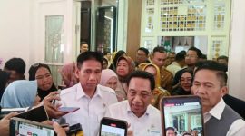Wamenkes dr Benjamin Paulus Octavianus bersama Wamendagri Akhmad Wiyagus dan Wali Kota Palembang Ratu Dewa saat memberikan keterangan pers usai sosialisasi program pemberantasan tuberculosis [TB] di Rumah Dinas Wali Kota Palembang pada Senin 24 Agustus 2026.