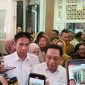 Wamenkes dr Benjamin Paulus Octavianus bersama Wamendagri Akhmad Wiyagus dan Wali Kota Palembang Ratu Dewa saat memberikan keterangan pers usai sosialisasi program pemberantasan tuberculosis [TB] di Rumah Dinas Wali Kota Palembang pada Senin 24 Agustus 2026.