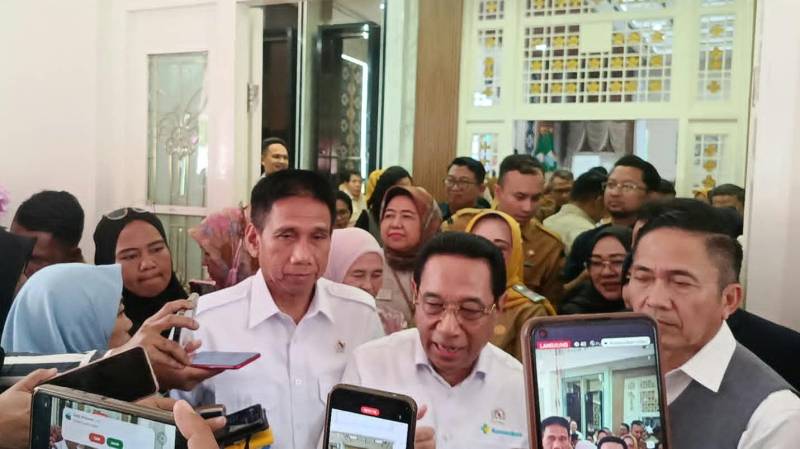 Wamenkes dr Benjamin Paulus Octavianus bersama Wamendagri Akhmad Wiyagus dan Wali Kota Palembang Ratu Dewa saat memberikan keterangan pers usai sosialisasi program pemberantasan tuberculosis [TB] di Rumah Dinas Wali Kota Palembang pada Senin 24 Agustus 2026.