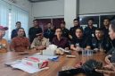 Manajemen BCR melalui kuasa hukumnya, Ricky MZ SH, M Padli SH, Faisal Ismet SH MH dan Zally Zainal SH bersama pihak satuan pengamanan gedung Pasar 16 Ilir Palembang saat memberikan keterangan pers pada Selasa 25 Agustus 2026.