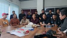 Manajemen BCR melalui kuasa hukumnya, Ricky MZ SH, M Padli SH, Faisal Ismet SH MH dan Zally Zainal SH bersama pihak satuan pengamanan gedung Pasar 16 Ilir Palembang saat memberikan keterangan pers pada Selasa 25 Agustus 2026.
