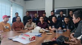 Manajemen BCR melalui kuasa hukumnya, Ricky MZ SH, M Padli SH, Faisal Ismet SH MH dan Zally Zainal SH bersama pihak satuan pengamanan gedung Pasar 16 Ilir Palembang saat memberikan keterangan pers pada Selasa 25 Agustus 2026.
