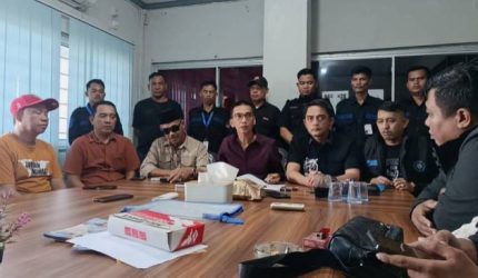 Manajemen BCR melalui kuasa hukumnya, Ricky MZ SH, M Padli SH, Faisal Ismet SH MH dan Zally Zainal SH bersama pihak satuan pengamanan gedung Pasar 16 Ilir Palembang saat memberikan keterangan pers pada Selasa 25 Agustus 2026.