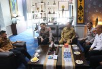 Kapolres OKU Timur AKBP Dr Lalu Hedwin Hanggara SH SIK MH MSi bersama Para PJU Polres silaturahmi ke Bupati OKU Timur, H Ir Lanosin ST MT, Senin 31 Agustus 2026.