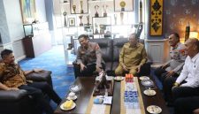 Kapolres OKU Timur AKBP Dr Lalu Hedwin Hanggara SH SIK MH MSi bersama Para PJU Polres silaturahmi ke Bupati OKU Timur, H Ir Lanosin ST MT, Senin 31 Agustus 2026.
