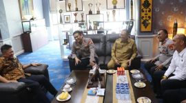Kapolres OKU Timur AKBP Dr Lalu Hedwin Hanggara SH SIK MH MSi bersama Para PJU Polres silaturahmi ke Bupati OKU Timur, H Ir Lanosin ST MT, Senin 31 Agustus 2026.