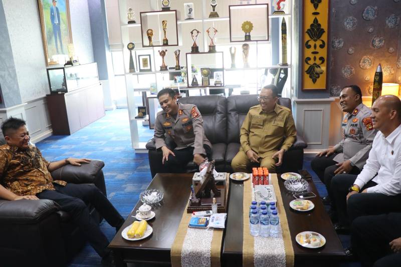 Kapolres OKU Timur AKBP Dr Lalu Hedwin Hanggara SH SIK MH MSi bersama Para PJU Polres silaturahmi ke Bupati OKU Timur, H Ir Lanosin ST MT, Senin 31 Agustus 2026.