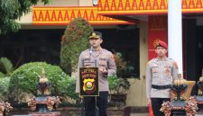 Kapolres OKU Timur AKBP Dr Lalu Hedwin Hanggara SH SIK MH MSi memimpin pagi di Lapangan Apel Satya Haprabu Polres OKU Timur, Senin 31 Agustus 2026.