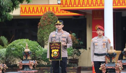 Kapolres OKU Timur AKBP Dr Lalu Hedwin Hanggara SH SIK MH MSi memimpin pagi di Lapangan Apel Satya Haprabu Polres OKU Timur, Senin 31 Agustus 2026.