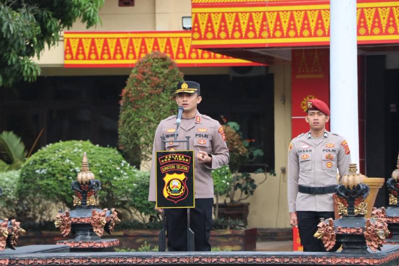 Kapolres OKU Timur AKBP Dr Lalu Hedwin Hanggara SH SIK MH MSi memimpin pagi di Lapangan Apel Satya Haprabu Polres OKU Timur, Senin 31 Agustus 2026.