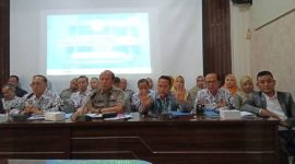 Rektor UPGRI Palembang Assoc Prof H Bukman Lian MM MSi, Pembina BPH UPGRIP Dr H Ahmad Zulinto SPd MM, Tim Kuasa Hukum Dhabi K Gumayra SH MH, M Firdaus SSos SH MH bersama jajaran dan civitas akademika UPGRI Palembang saat memberikan keterangan pers pada Senin 31 Agustus 2026 di Gedung PGRI Palembang.