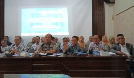 Rektor UPGRI Palembang Assoc Prof H Bukman Lian MM MSi, Pembina BPH UPGRIP Dr H Ahmad Zulinto SPd MM, Tim Kuasa Hukum Dhabi K Gumayra SH MH, M Firdaus SSos SH MH bersama jajaran dan civitas akademika UPGRI Palembang saat memberikan keterangan pers pada Senin 31 Agustus 2026 di Gedung PGRI Palembang.