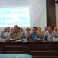 Rektor UPGRI Palembang Assoc Prof H Bukman Lian MM MSi, Pembina BPH UPGRIP Dr H Ahmad Zulinto SPd MM, Tim Kuasa Hukum Dhabi K Gumayra SH MH, M Firdaus SSos SH MH bersama jajaran dan civitas akademika UPGRI Palembang saat memberikan keterangan pers pada Senin 31 Agustus 2026 di Gedung PGRI Palembang.