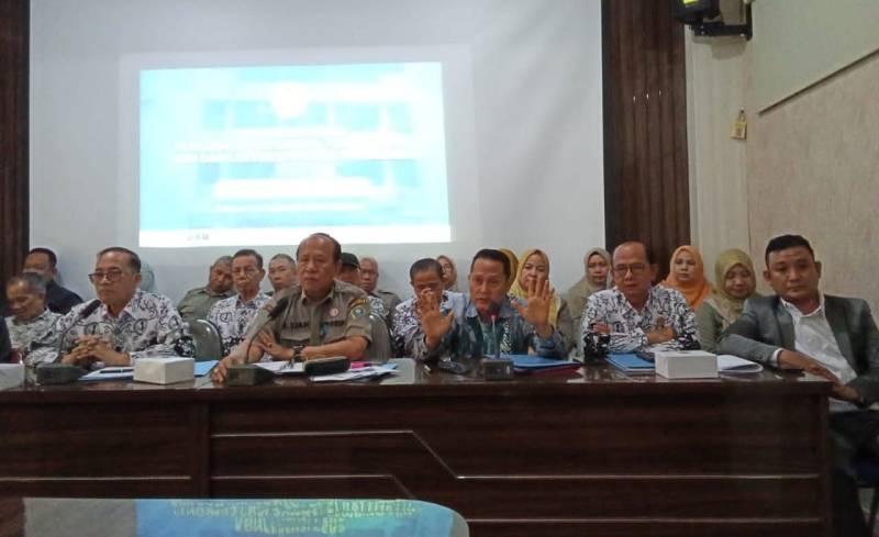Rektor UPGRI Palembang Assoc Prof H Bukman Lian MM MSi, Pembina BPH UPGRIP Dr H Ahmad Zulinto SPd MM, Tim Kuasa Hukum Dhabi K Gumayra SH MH, M Firdaus SSos SH MH bersama jajaran dan civitas akademika UPGRI Palembang saat memberikan keterangan pers pada Senin 31 Agustus 2026 di Gedung PGRI Palembang.