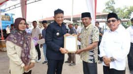 Bupati OKU Timur Ir H Lanosin MT MM saat menyerahkan bantuan sarana dan prasarana pertanian di Dinas Pertanian Kabupaten OKU Timur, Rabu 2 September 2026.